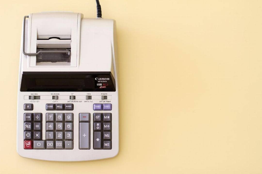 Une calculatrice de bureau avec un rouleau de papier